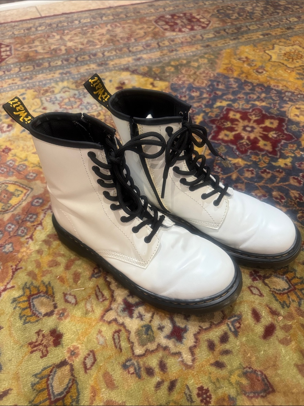 Dr Martens kids White 8 eye Lace-Up Boots excellent condition